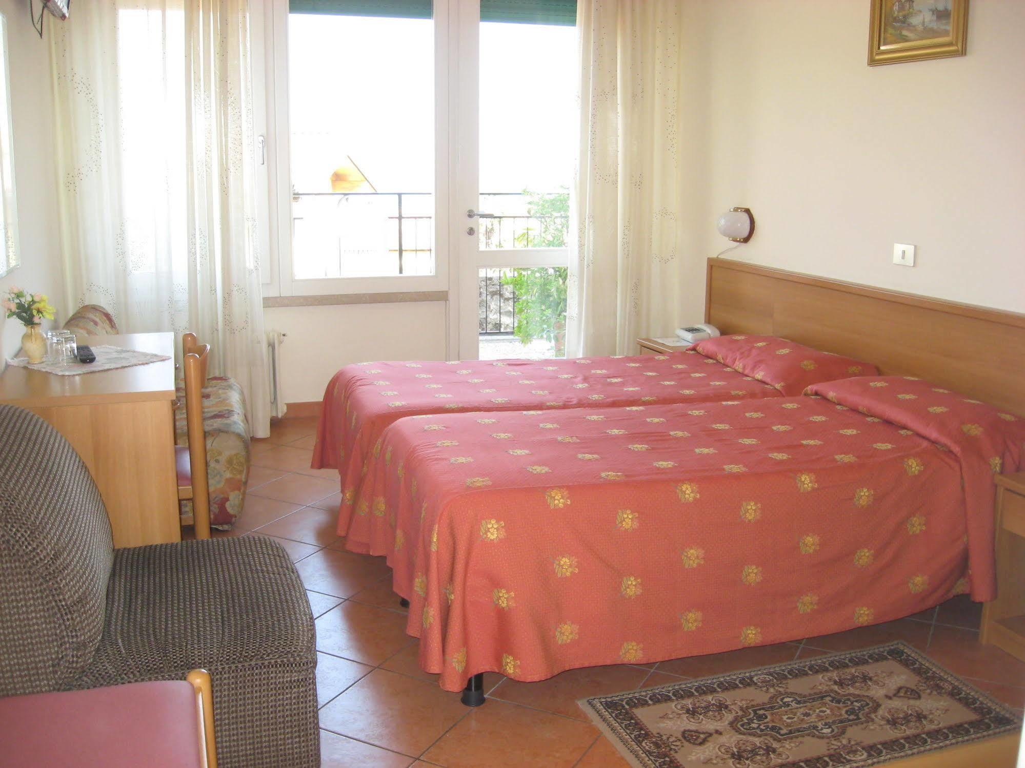 לימונה סול גרדה Hotel Susy מראה חיצוני תמונה
